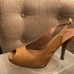 Beautiful Italian Via Spiga Tan Peep Toe  Patent Leather Heel- 8.5